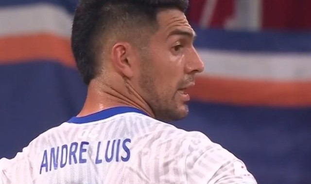 记者：路易斯是因腰伤没有太大改善，所以没有随队前往武汉