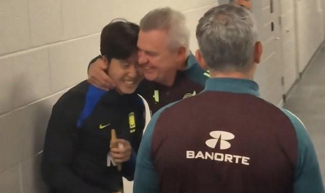 见到昔日弟子，墨西哥主帅阿吉雷将李刚仁搂入怀中